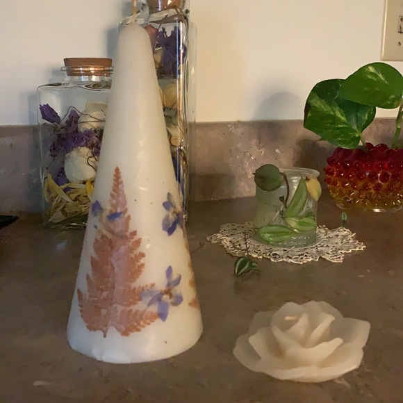 Vintage pressed flower cone candle - Picture 4 of 6